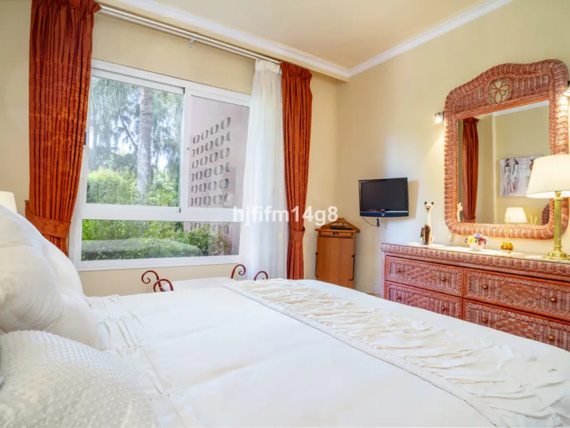 Welcome to this beautifully situated ground floor apartment in the sought-after Embrujo Playa complex, ideally located between Puerto Banús and San Pedro de Alcántara, just a few minutes' walk from the beach. This prime location offers the best of both wo
