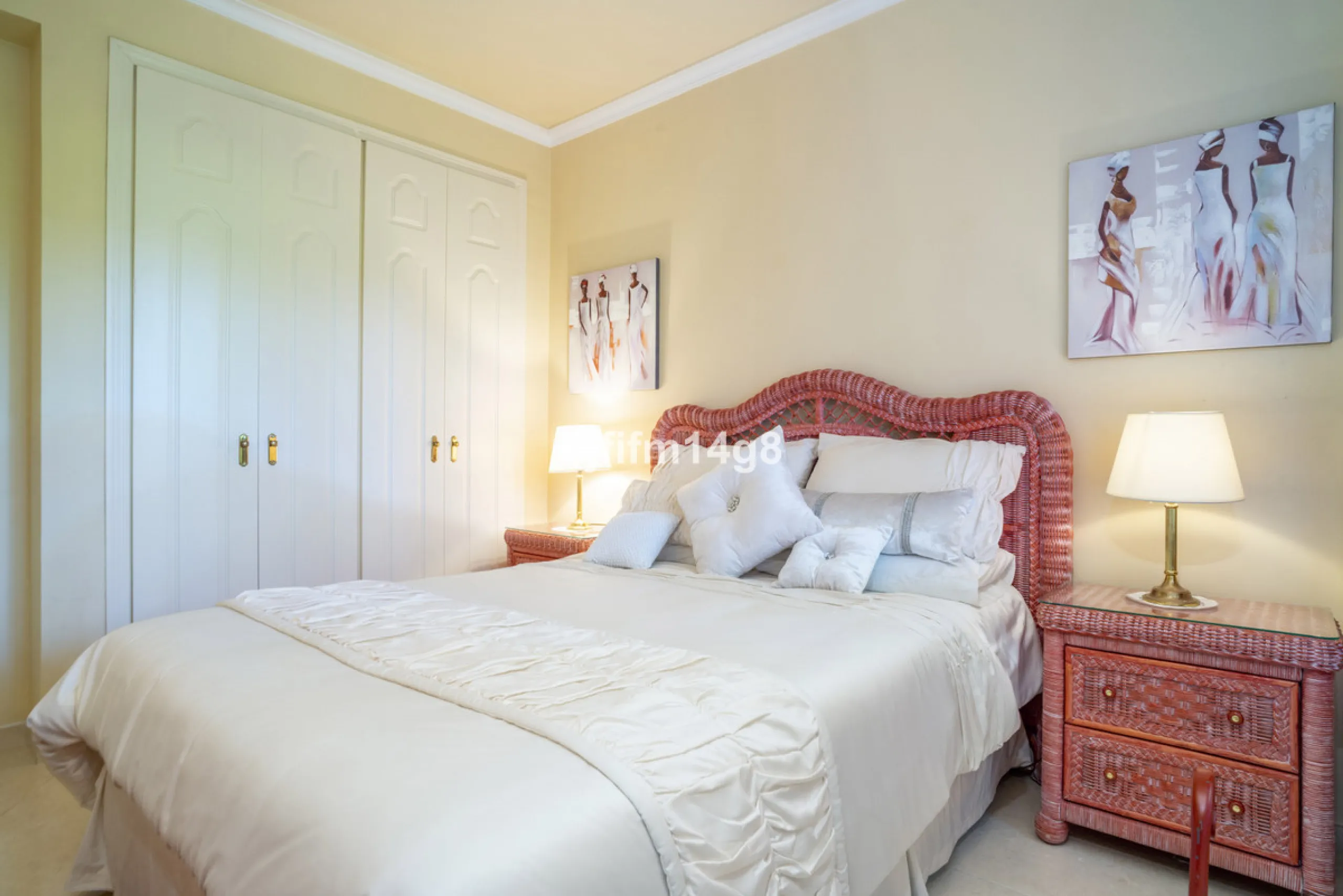 Welcome to this beautifully situated ground floor apartment in the sought-after Embrujo Playa complex, ideally located between Puerto Banús and San Pedro de Alcántara, just a few minutes' walk from the beach. This prime location offers the best of both wo