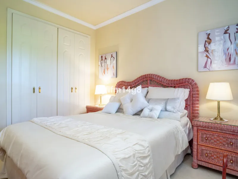 Welcome to this beautifully situated ground floor apartment in the sought-after Embrujo Playa complex, ideally located between Puerto Banús and San Pedro de Alcántara, just a few minutes' walk from the beach. This prime location offers the best of both wo