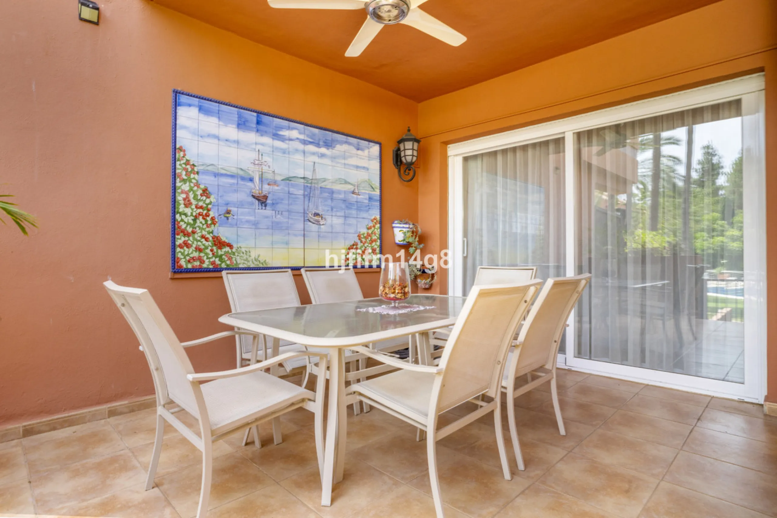 Welcome to this beautifully situated ground floor apartment in the sought-after Embrujo Playa complex, ideally located between Puerto Banús and San Pedro de Alcántara, just a few minutes' walk from the beach. This prime location offers the best of both wo