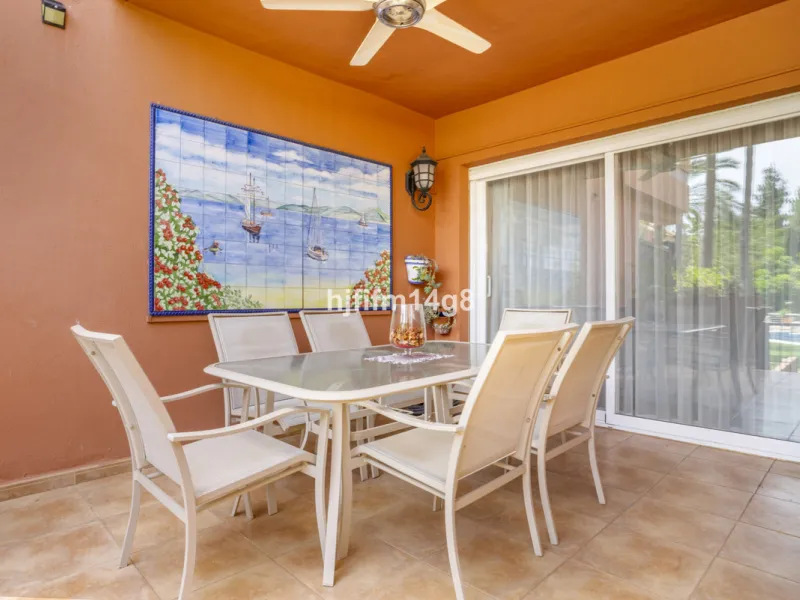Welcome to this beautifully situated ground floor apartment in the sought-after Embrujo Playa complex, ideally located between Puerto Banús and San Pedro de Alcántara, just a few minutes' walk from the beach. This prime location offers the best of both wo