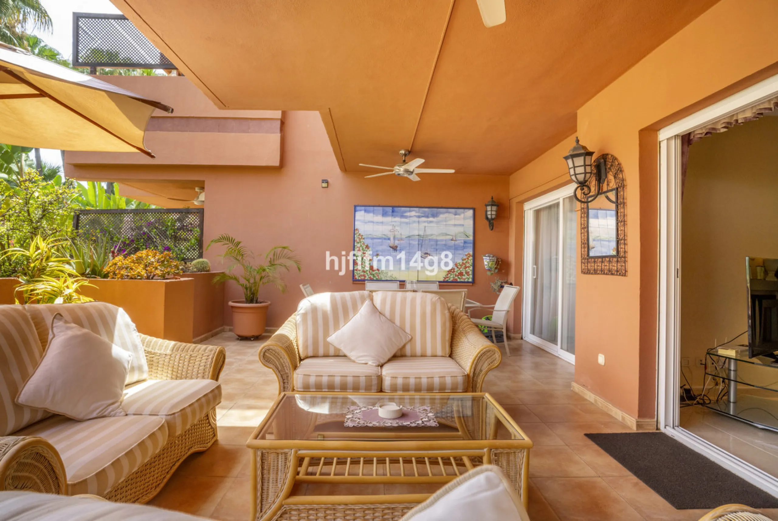 Welcome to this beautifully situated ground floor apartment in the sought-after Embrujo Playa complex, ideally located between Puerto Banús and San Pedro de Alcántara, just a few minutes' walk from the beach. This prime location offers the best of both wo