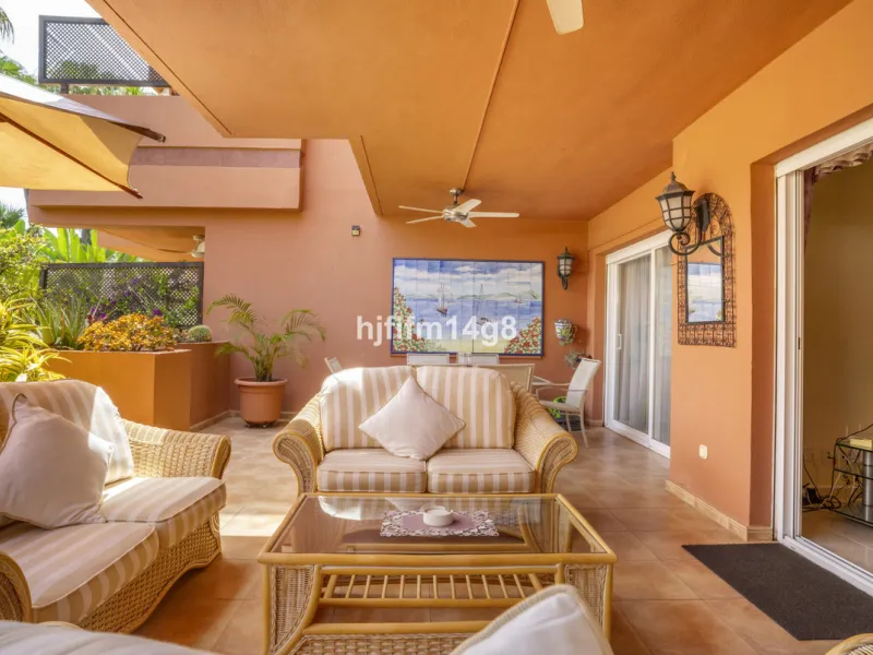 Welcome to this beautifully situated ground floor apartment in the sought-after Embrujo Playa complex, ideally located between Puerto Banús and San Pedro de Alcántara, just a few minutes' walk from the beach. This prime location offers the best of both wo