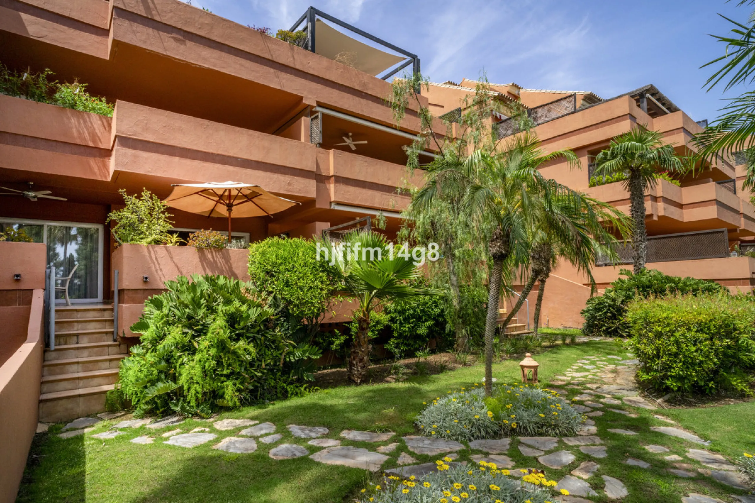 Welcome to this beautifully situated ground floor apartment in the sought-after Embrujo Playa complex, ideally located between Puerto Banús and San Pedro de Alcántara, just a few minutes' walk from the beach. This prime location offers the best of both wo