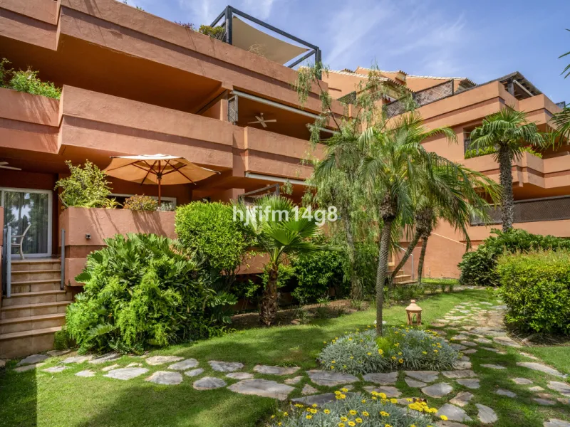 Welcome to this beautifully situated ground floor apartment in the sought-after Embrujo Playa complex, ideally located between Puerto Banús and San Pedro de Alcántara, just a few minutes' walk from the beach. This prime location offers the best of both wo