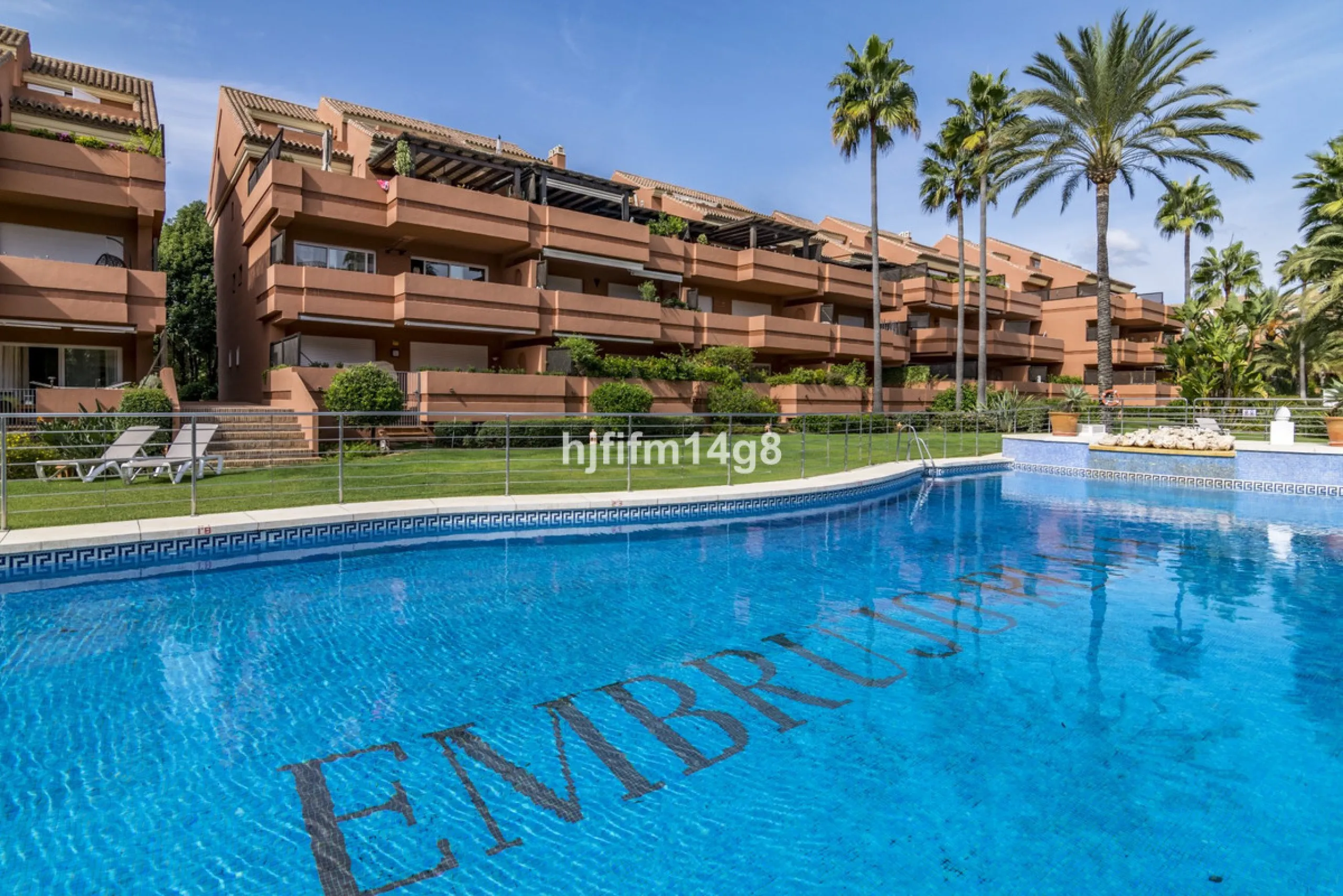 Welcome to this beautifully situated ground floor apartment in the sought-after Embrujo Playa complex, ideally located between Puerto Banús and San Pedro de Alcántara, just a few minutes' walk from the beach. This prime location offers the best of both wo