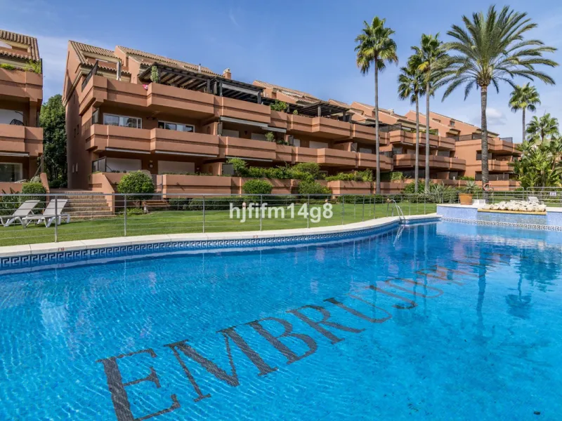 Welcome to this beautifully situated ground floor apartment in the sought-after Embrujo Playa complex, ideally located between Puerto Banús and San Pedro de Alcántara, just a few minutes' walk from the beach. This prime location offers the best of both wo