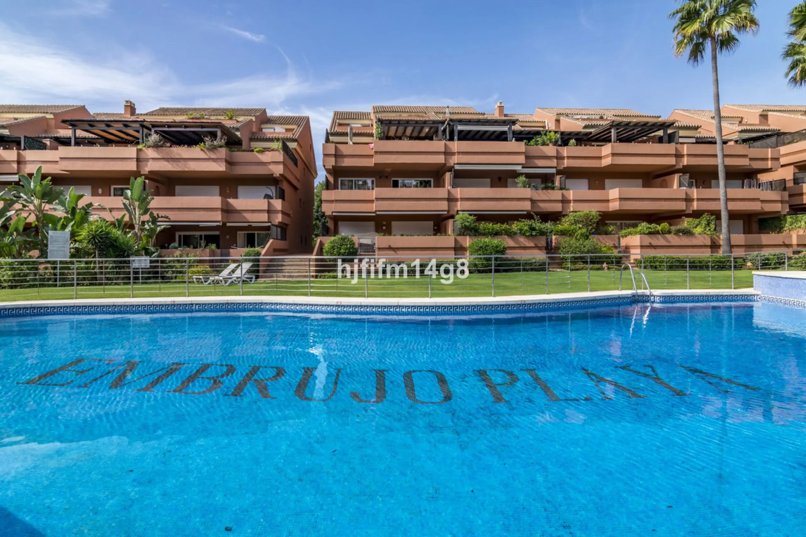 Welcome to this beautifully situated ground floor apartment in the sought-after Embrujo Playa complex, ideally located between Puerto Banús and San Pedro de Alcántara, just a few minutes' walk from the beach. This prime location offers the best of both wo