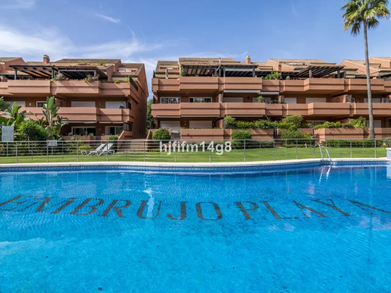Welcome to this beautifully situated ground floor apartment in the sought-after Embrujo Playa complex, ideally located between Puerto Banús and San Pedro de Alcántara, just a few minutes' walk from the beach. This prime location offers the best of both wo