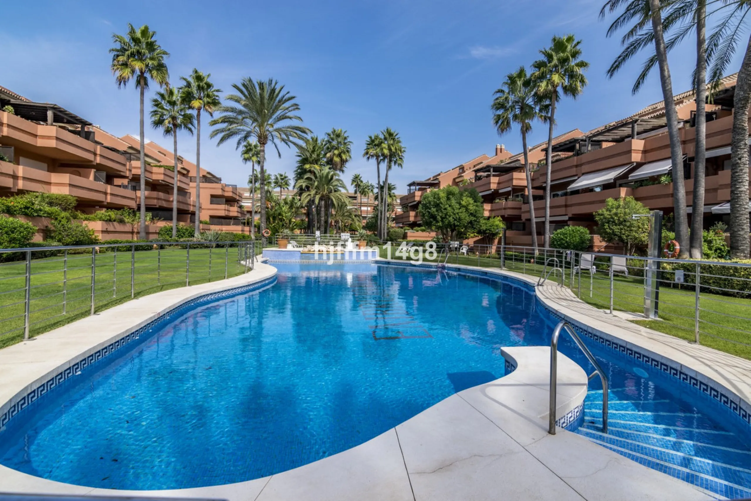Welcome to this beautifully situated ground floor apartment in the sought-after Embrujo Playa complex, ideally located between Puerto Banús and San Pedro de Alcántara, just a few minutes' walk from the beach. This prime location offers the best of both wo