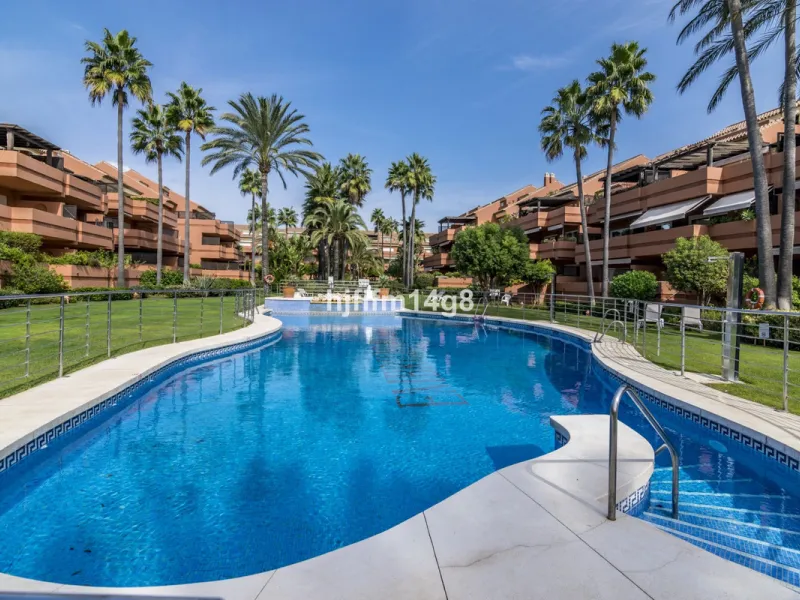 Welcome to this beautifully situated ground floor apartment in the sought-after Embrujo Playa complex, ideally located between Puerto Banús and San Pedro de Alcántara, just a few minutes' walk from the beach. This prime location offers the best of both wo