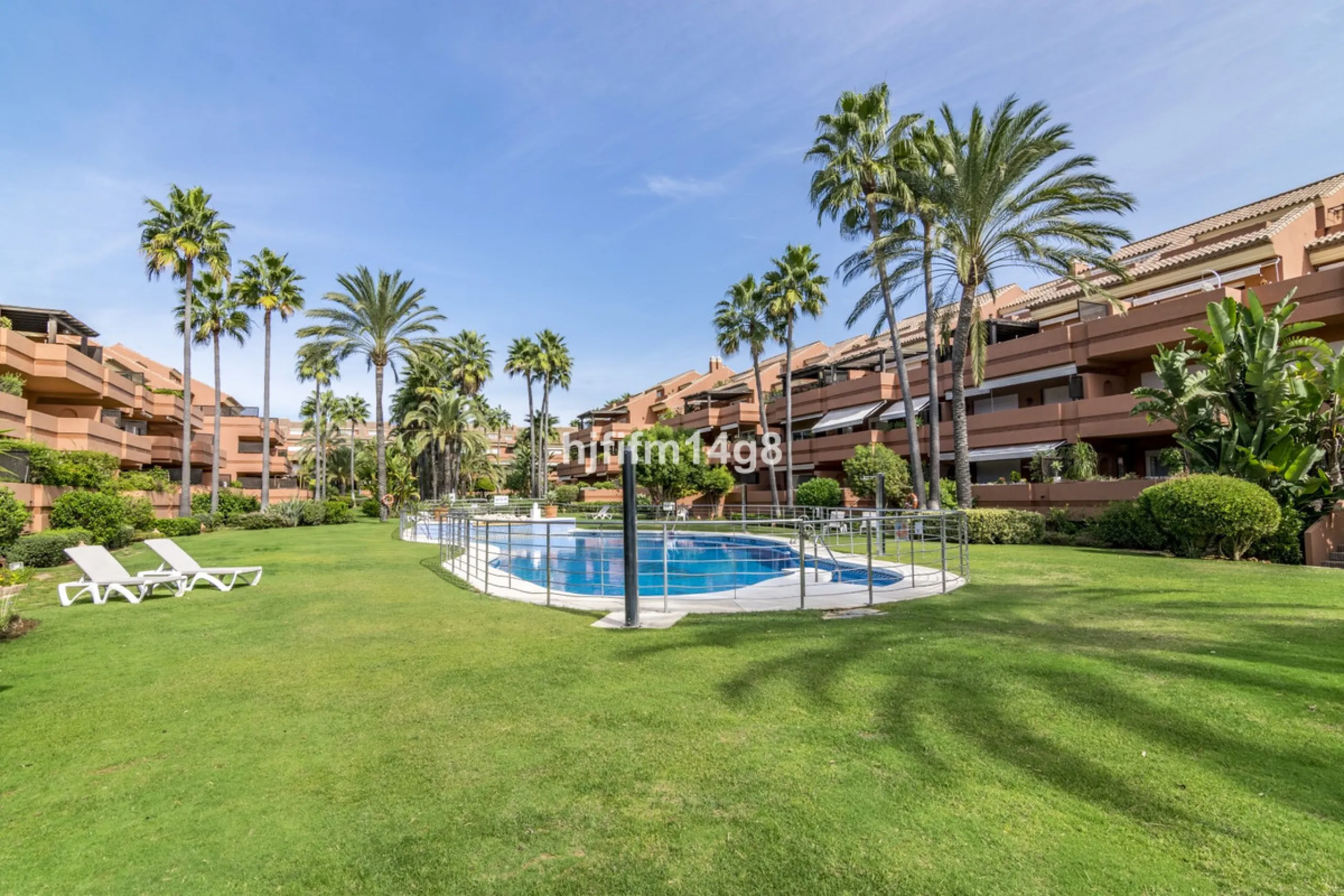 Welcome to this beautifully situated ground floor apartment in the sought-after Embrujo Playa complex, ideally located between Puerto Banús and San Pedro de Alcántara, just a few minutes' walk from the beach. This prime location offers the best of both wo