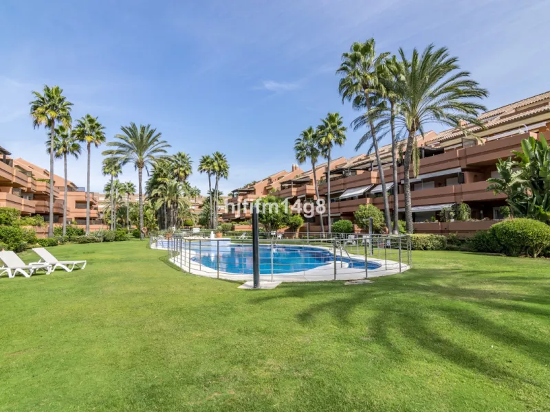 Welcome to this beautifully situated ground floor apartment in the sought-after Embrujo Playa complex, ideally located between Puerto Banús and San Pedro de Alcántara, just a few minutes' walk from the beach. This prime location offers the best of both wo
