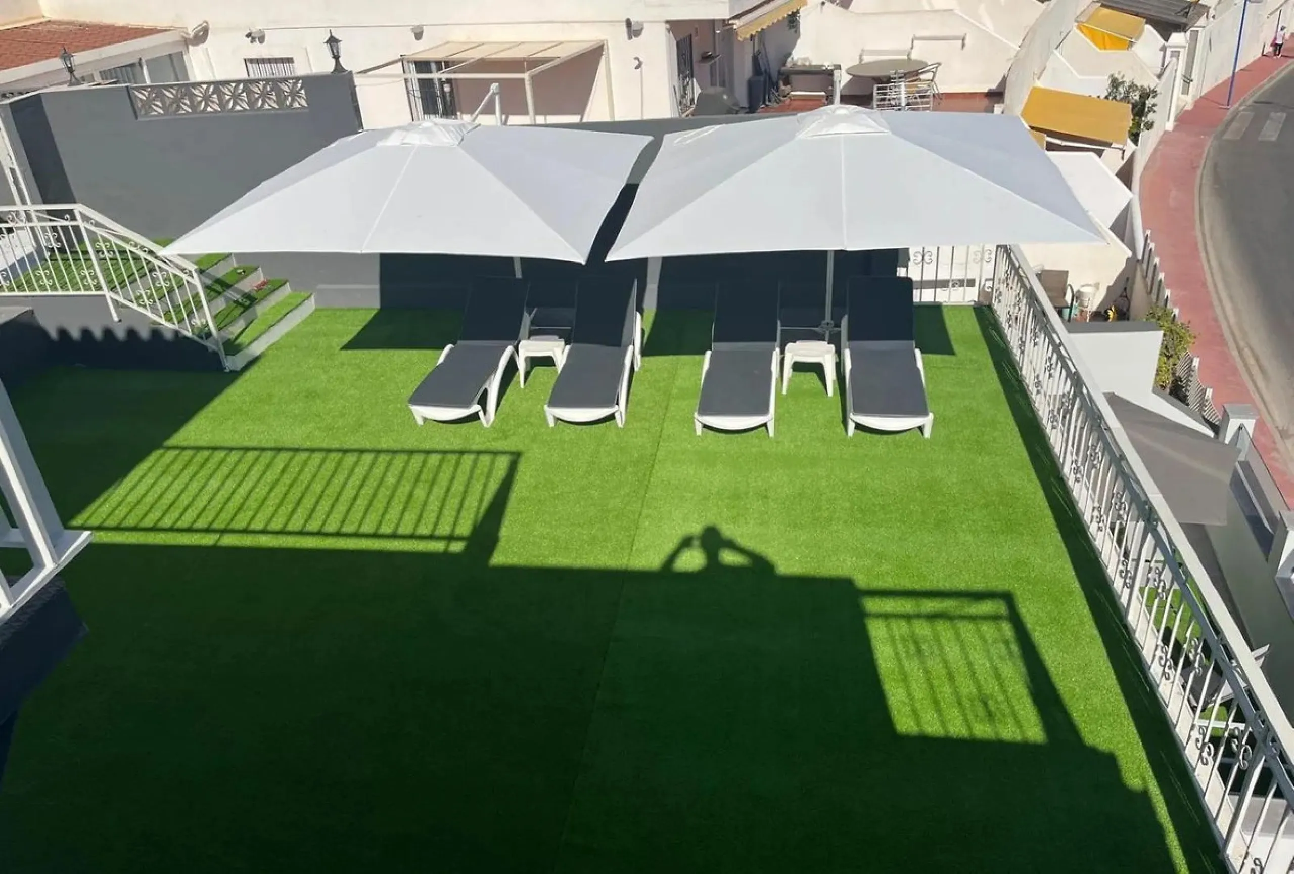 Excellent opportunity in Torreblanca, Fuengirola! This modern building of 515 m² is situated on a plot of 1,046 m², offering spacious and comfortable living. The property features 10 rooms, all equipped with air conditioning and heating to ensure year-rou