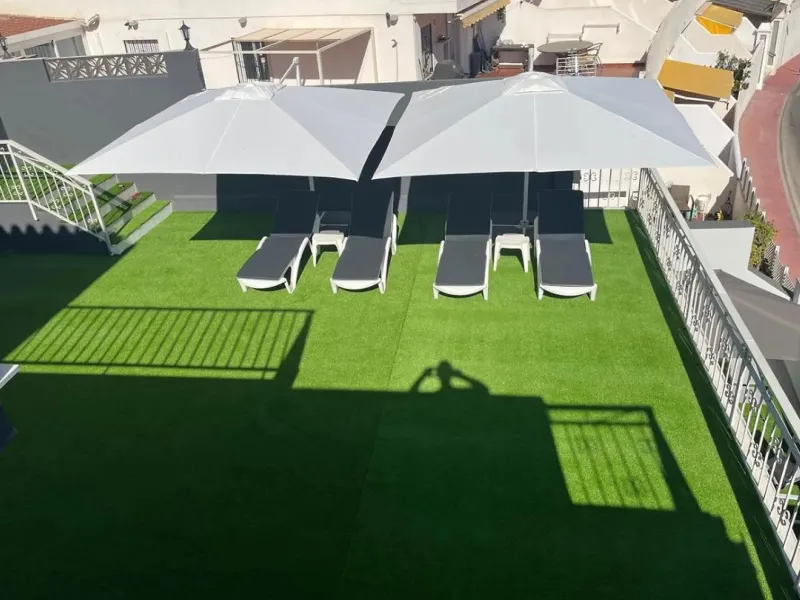 Excellent opportunity in Torreblanca, Fuengirola! This modern building of 515 m² is situated on a plot of 1,046 m², offering spacious and comfortable living. The property features 10 rooms, all equipped with air conditioning and heating to ensure year-rou