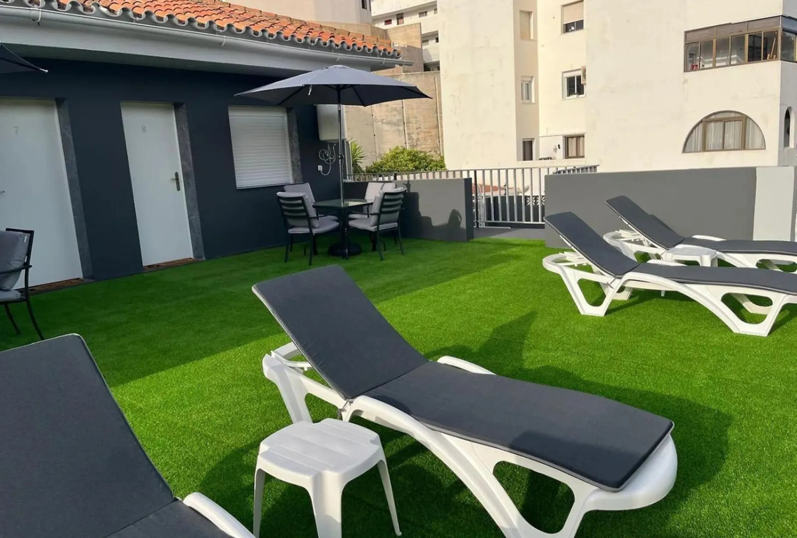 Excellent opportunity in Torreblanca, Fuengirola! This modern building of 515 m² is situated on a plot of 1,046 m², offering spacious and comfortable living. The property features 10 rooms, all equipped with air conditioning and heating to ensure year-rou
