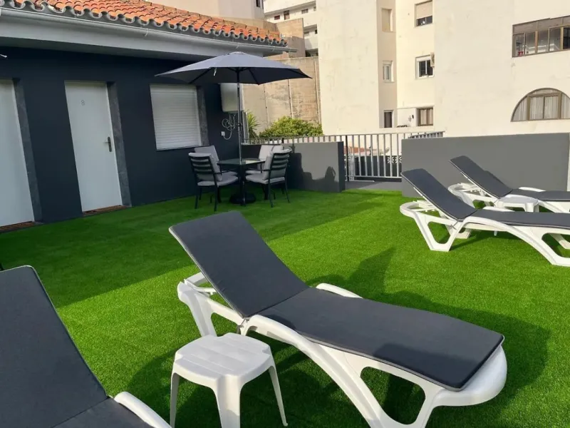 Excellent opportunity in Torreblanca, Fuengirola! This modern building of 515 m² is situated on a plot of 1,046 m², offering spacious and comfortable living. The property features 10 rooms, all equipped with air conditioning and heating to ensure year-rou