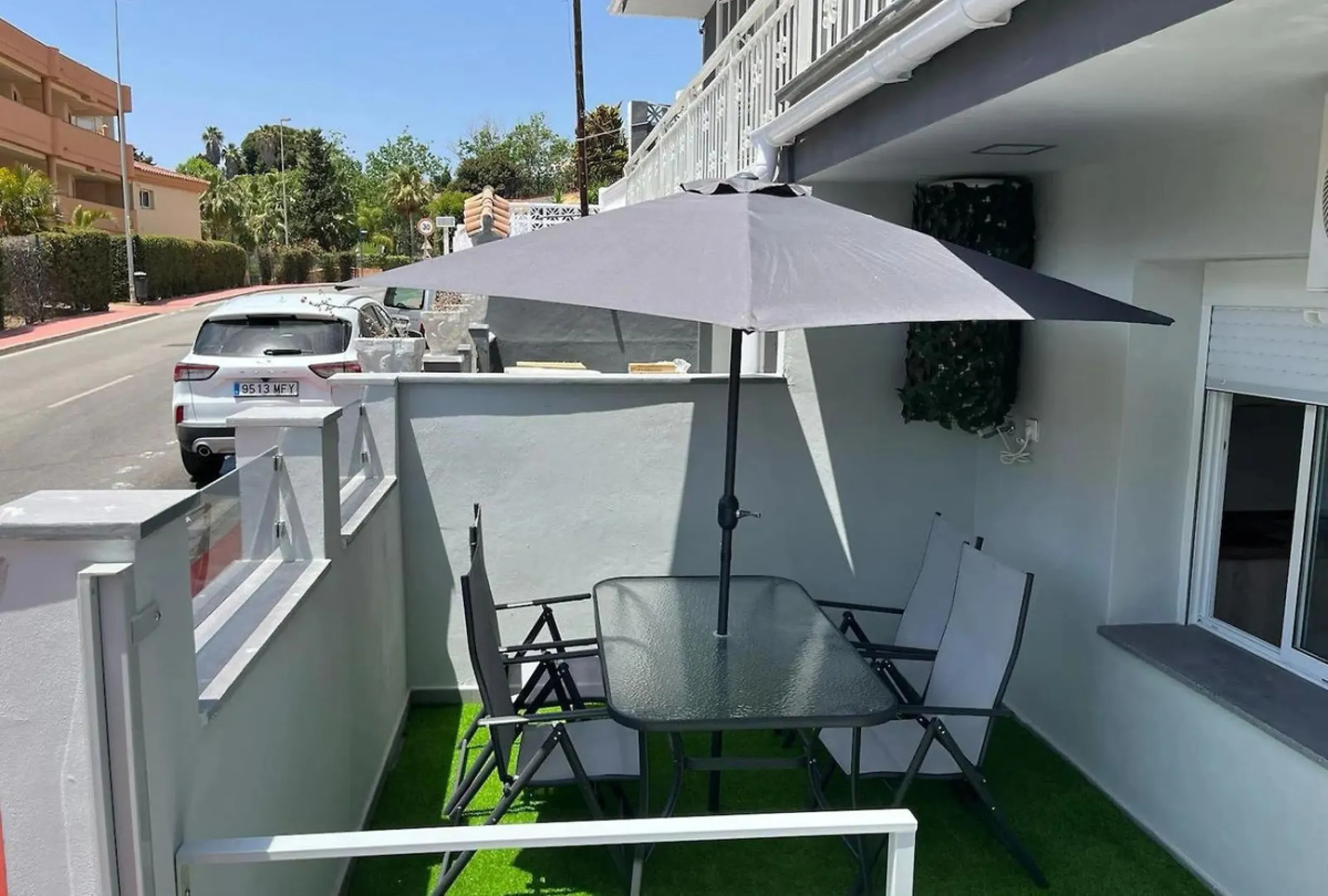 Excellent opportunity in Torreblanca, Fuengirola! This modern building of 515 m² is situated on a plot of 1,046 m², offering spacious and comfortable living. The property features 10 rooms, all equipped with air conditioning and heating to ensure year-rou