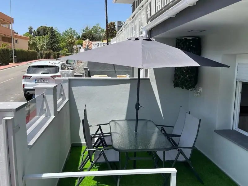 Excellent opportunity in Torreblanca, Fuengirola! This modern building of 515 m² is situated on a plot of 1,046 m², offering spacious and comfortable living. The property features 10 rooms, all equipped with air conditioning and heating to ensure year-rou