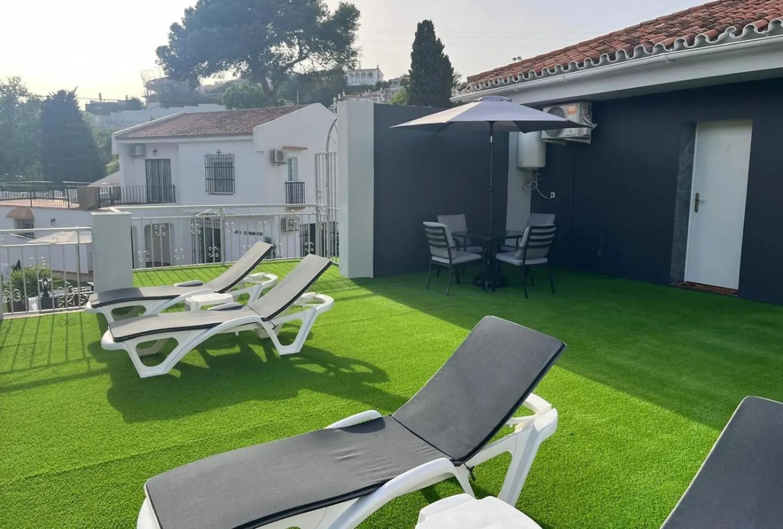 Excellent opportunity in Torreblanca, Fuengirola! This modern building of 515 m² is situated on a plot of 1,046 m², offering spacious and comfortable living. The property features 10 rooms, all equipped with air conditioning and heating to ensure year-rou