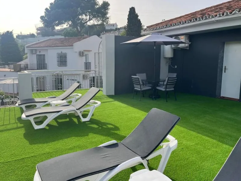 Excellent opportunity in Torreblanca, Fuengirola! This modern building of 515 m² is situated on a plot of 1,046 m², offering spacious and comfortable living. The property features 10 rooms, all equipped with air conditioning and heating to ensure year-rou