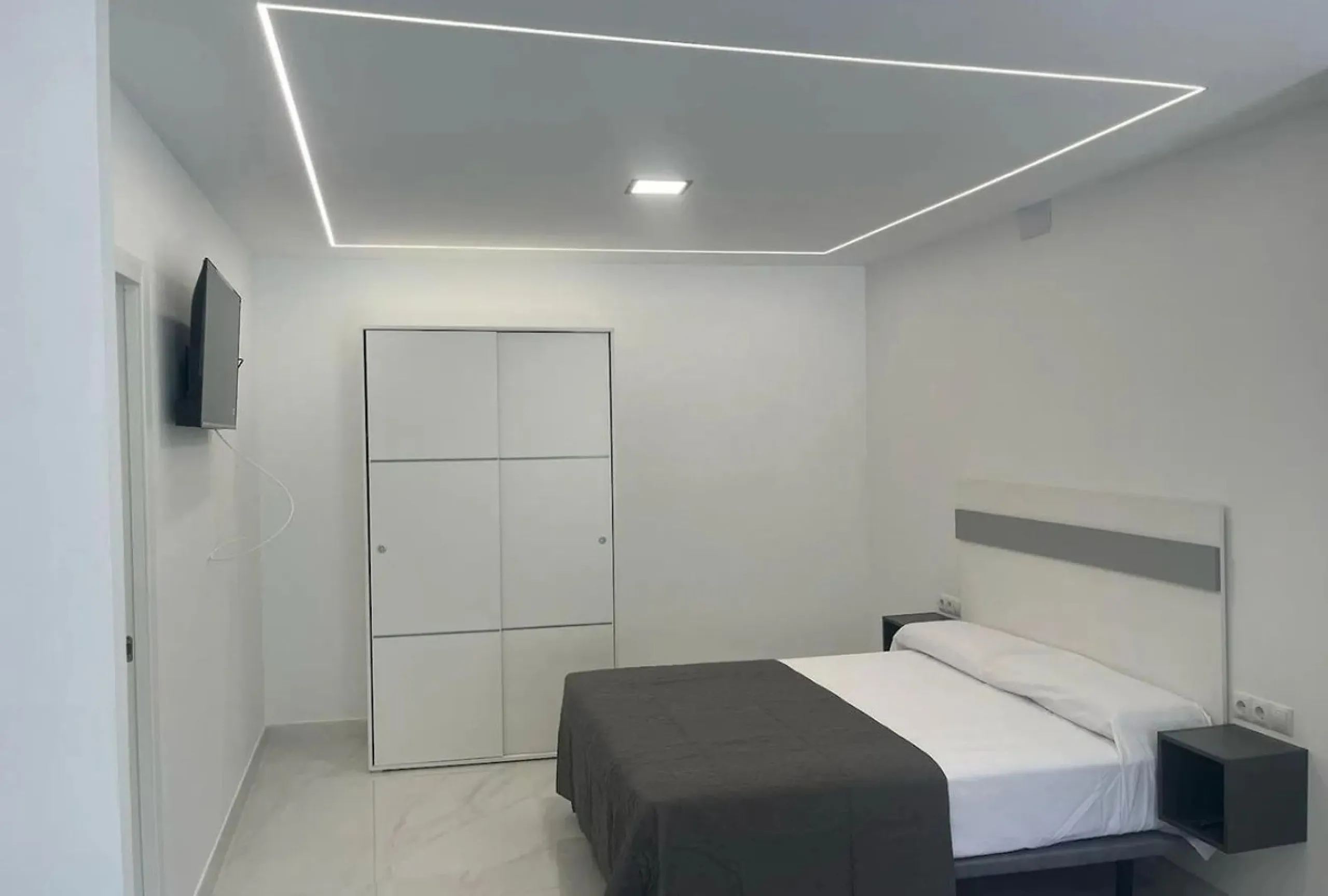 Excellent opportunity in Torreblanca, Fuengirola! This modern building of 515 m² is situated on a plot of 1,046 m², offering spacious and comfortable living. The property features 10 rooms, all equipped with air conditioning and heating to ensure year-rou