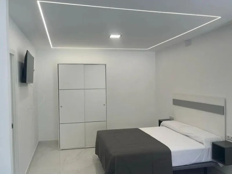 Excellent opportunity in Torreblanca, Fuengirola! This modern building of 515 m² is situated on a plot of 1,046 m², offering spacious and comfortable living. The property features 10 rooms, all equipped with air conditioning and heating to ensure year-rou