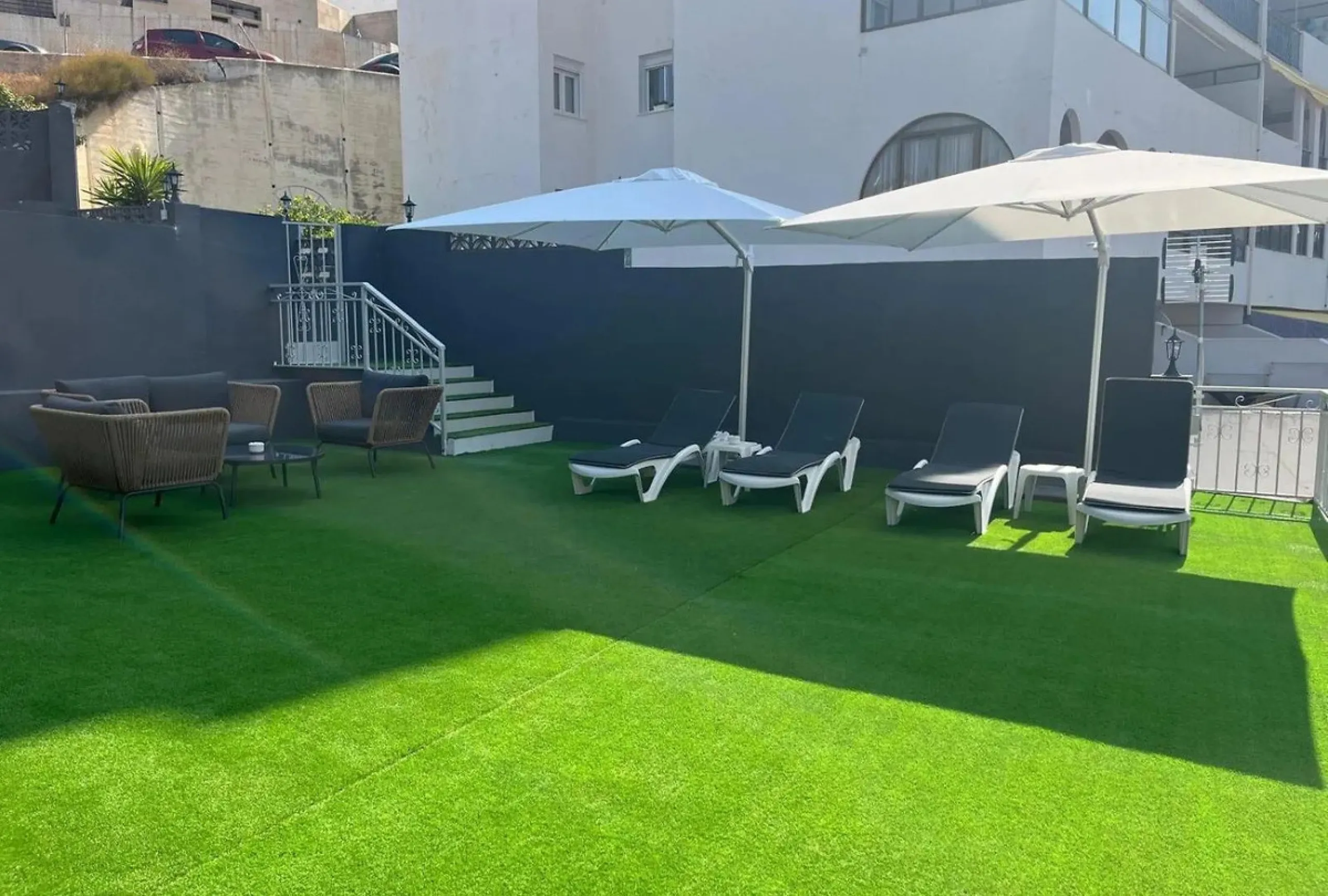 Excellent opportunity in Torreblanca, Fuengirola! This modern building of 515 m² is situated on a plot of 1,046 m², offering spacious and comfortable living. The property features 10 rooms, all equipped with air conditioning and heating to ensure year-rou