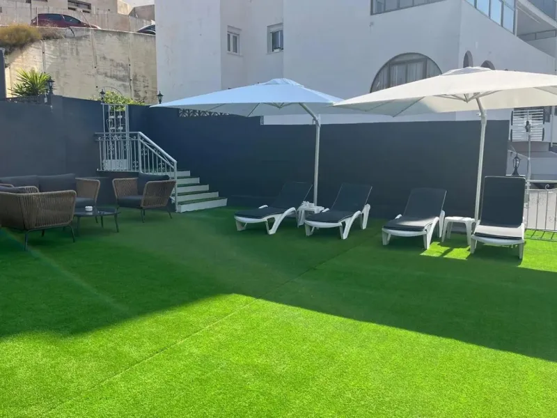 Excellent opportunity in Torreblanca, Fuengirola! This modern building of 515 m² is situated on a plot of 1,046 m², offering spacious and comfortable living. The property features 10 rooms, all equipped with air conditioning and heating to ensure year-rou