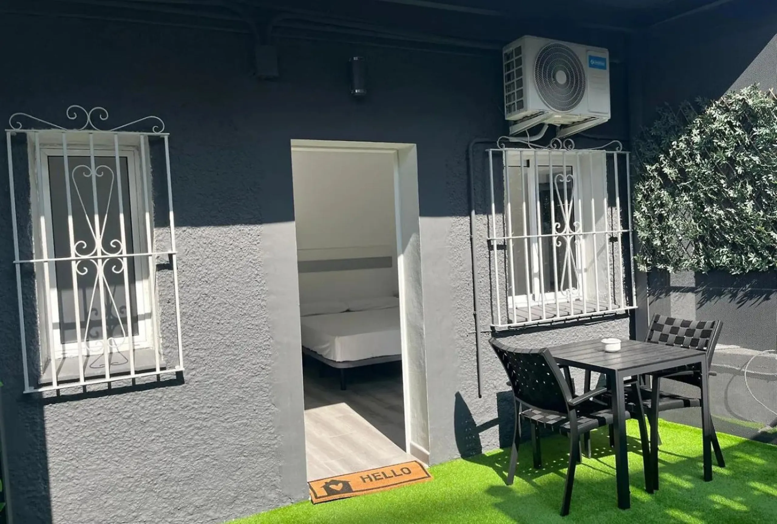 Excellent opportunity in Torreblanca, Fuengirola! This modern building of 515 m² is situated on a plot of 1,046 m², offering spacious and comfortable living. The property features 10 rooms, all equipped with air conditioning and heating to ensure year-rou