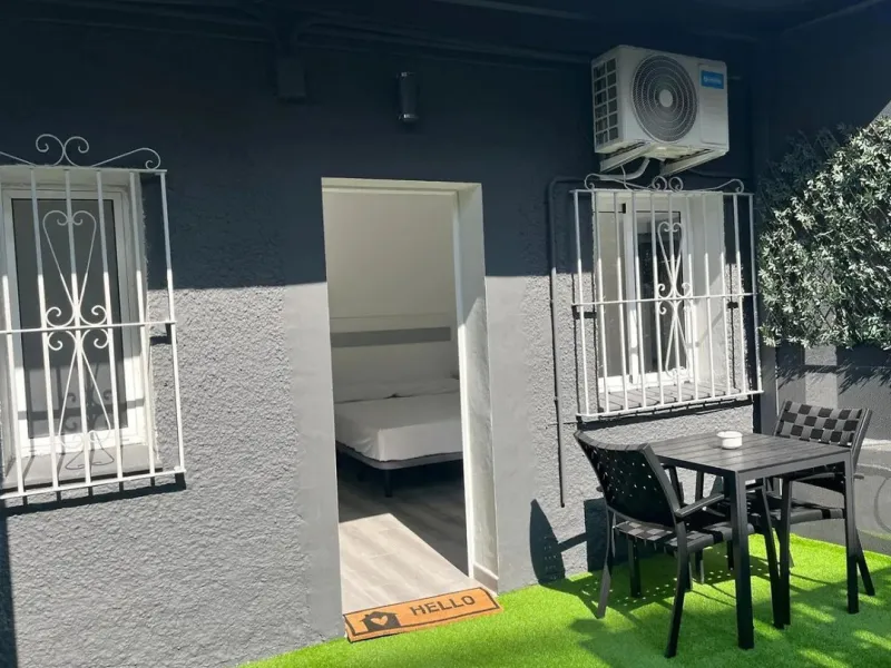 Excellent opportunity in Torreblanca, Fuengirola! This modern building of 515 m² is situated on a plot of 1,046 m², offering spacious and comfortable living. The property features 10 rooms, all equipped with air conditioning and heating to ensure year-rou