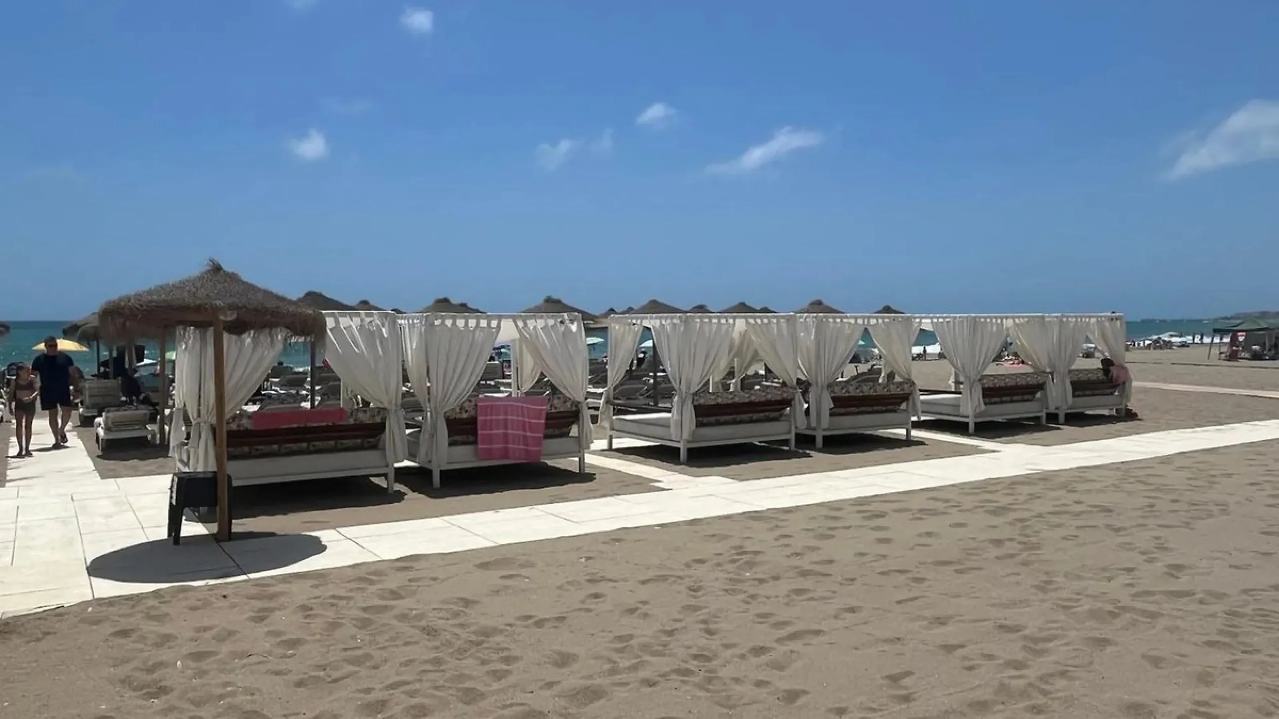 Excellent opportunity in Torreblanca, Fuengirola! This modern building of 515 m² is situated on a plot of 1,046 m², offering spacious and comfortable living. The property features 10 rooms, all equipped with air conditioning and heating to ensure year-rou