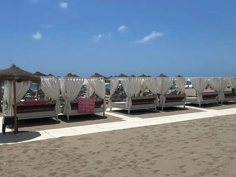Excellent opportunity in Torreblanca, Fuengirola! This modern building of 515 m² is situated on a plot of 1,046 m², offering spacious and comfortable living. The property features 10 rooms, all equipped with air conditioning and heating to ensure year-rou