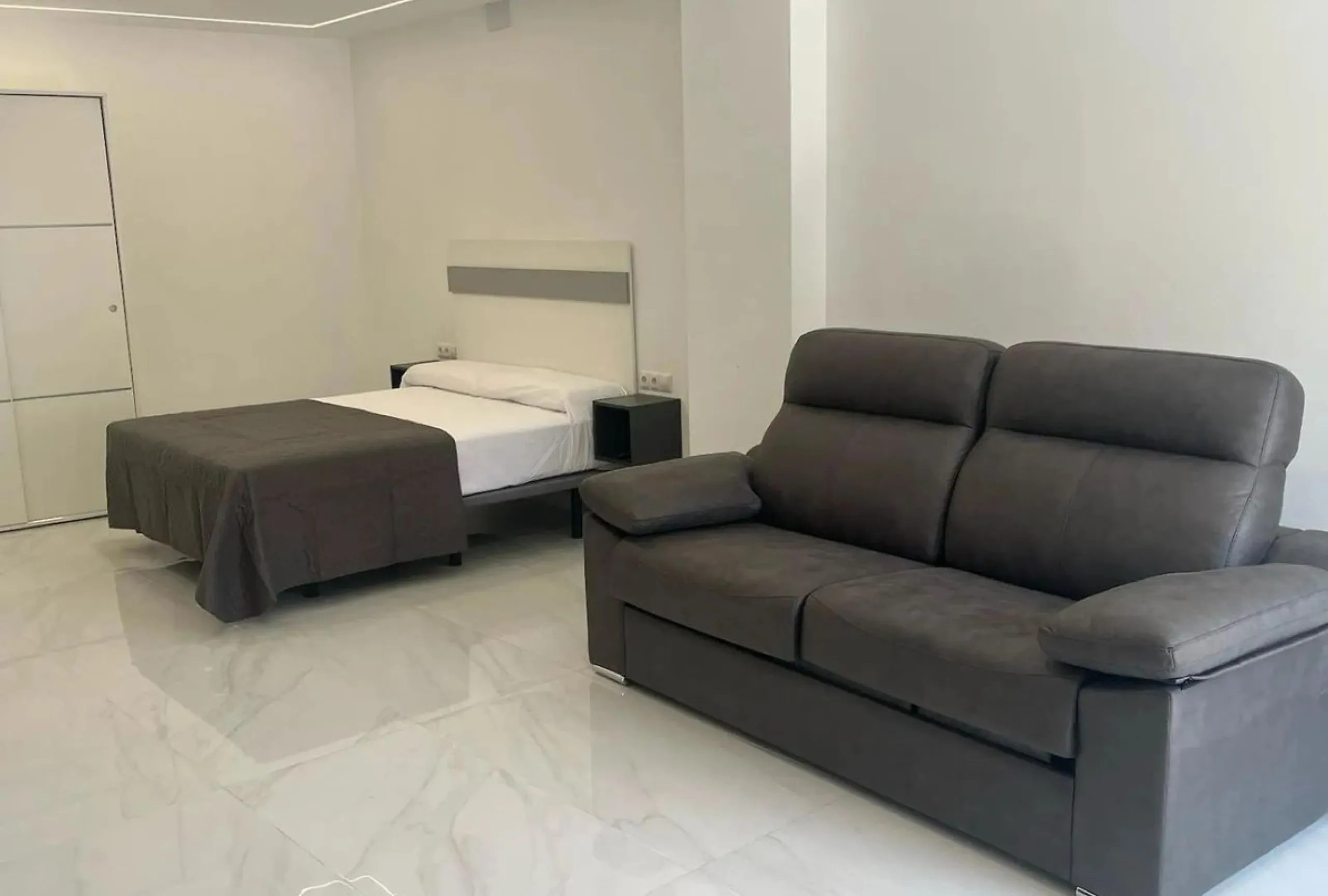 Excellent opportunity in Torreblanca, Fuengirola! This modern building of 515 m² is situated on a plot of 1,046 m², offering spacious and comfortable living. The property features 10 rooms, all equipped with air conditioning and heating to ensure year-rou