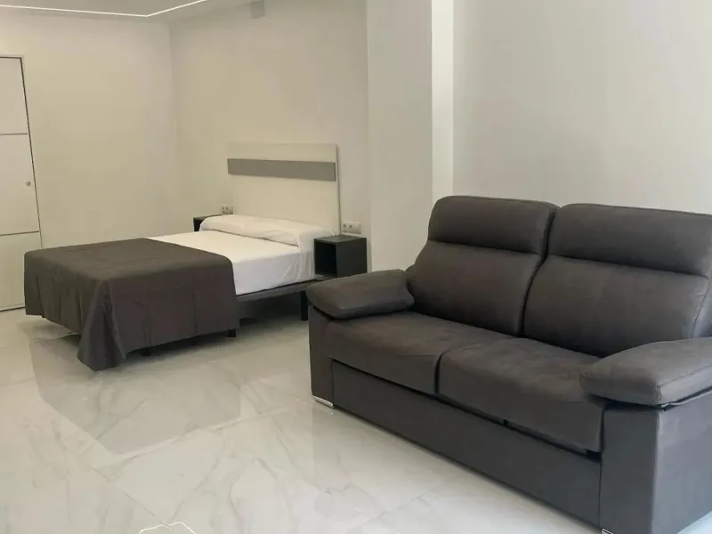 Excellent opportunity in Torreblanca, Fuengirola! This modern building of 515 m² is situated on a plot of 1,046 m², offering spacious and comfortable living. The property features 10 rooms, all equipped with air conditioning and heating to ensure year-rou