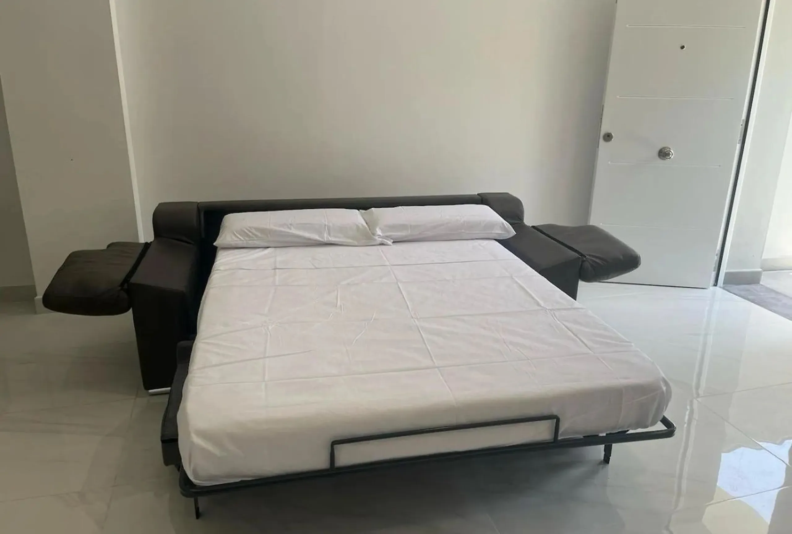 Excellent opportunity in Torreblanca, Fuengirola! This modern building of 515 m² is situated on a plot of 1,046 m², offering spacious and comfortable living. The property features 10 rooms, all equipped with air conditioning and heating to ensure year-rou