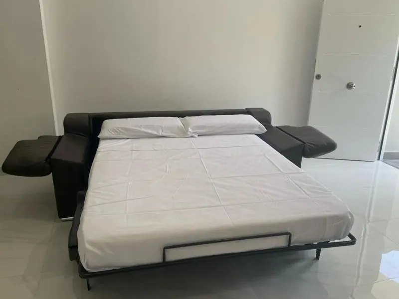 Excellent opportunity in Torreblanca, Fuengirola! This modern building of 515 m² is situated on a plot of 1,046 m², offering spacious and comfortable living. The property features 10 rooms, all equipped with air conditioning and heating to ensure year-rou