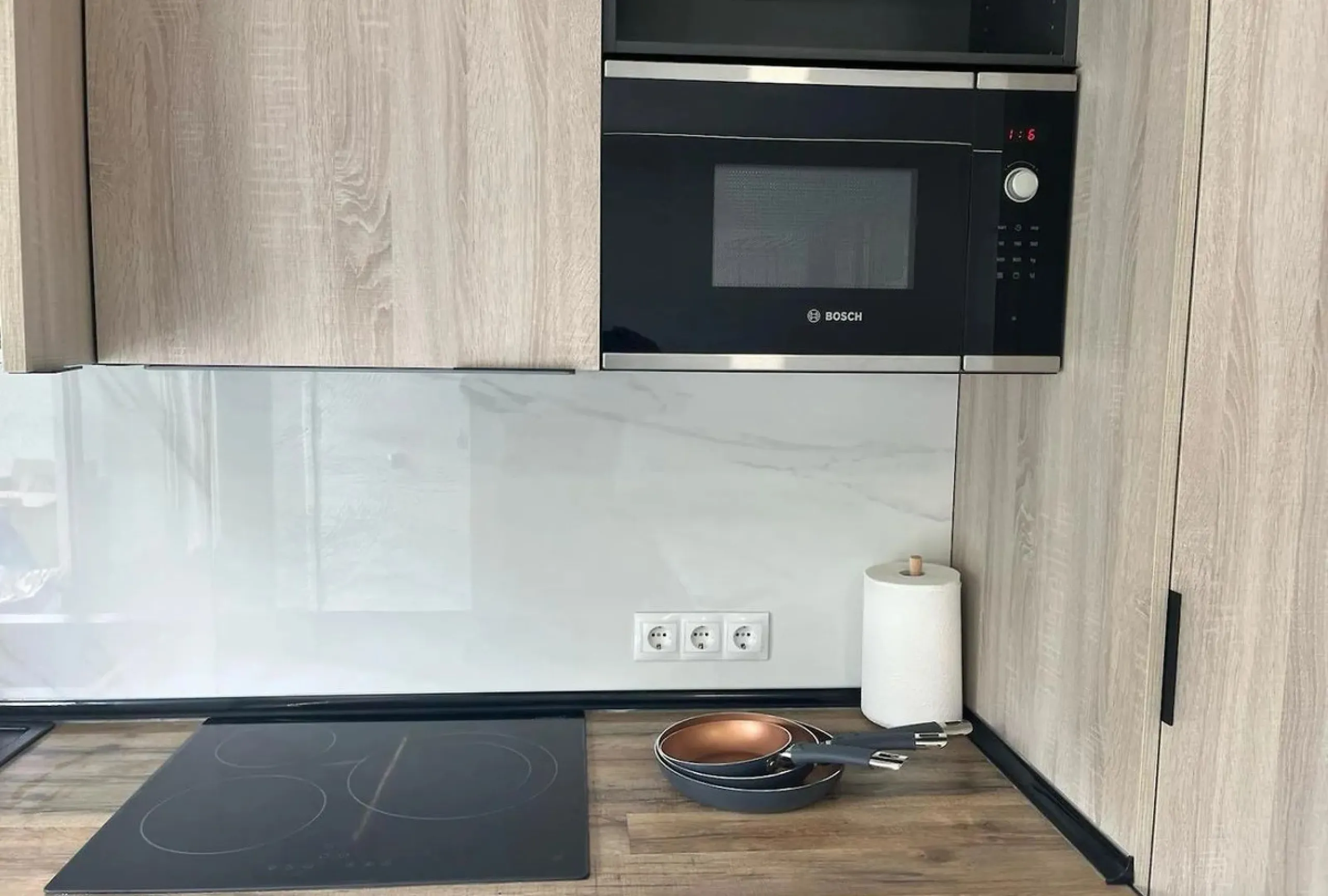 Excellent opportunity in Torreblanca, Fuengirola! This modern building of 515 m² is situated on a plot of 1,046 m², offering spacious and comfortable living. The property features 10 rooms, all equipped with air conditioning and heating to ensure year-rou