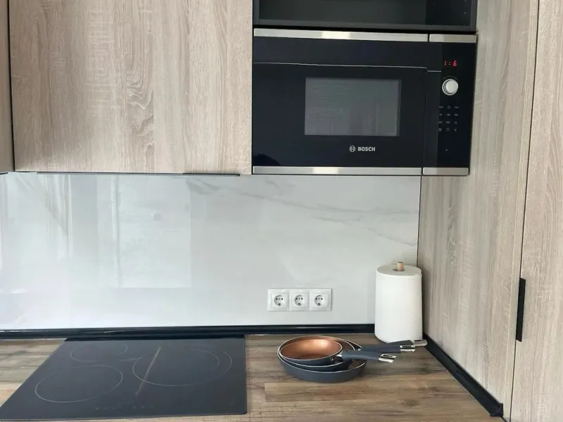 Excellent opportunity in Torreblanca, Fuengirola! This modern building of 515 m² is situated on a plot of 1,046 m², offering spacious and comfortable living. The property features 10 rooms, all equipped with air conditioning and heating to ensure year-rou