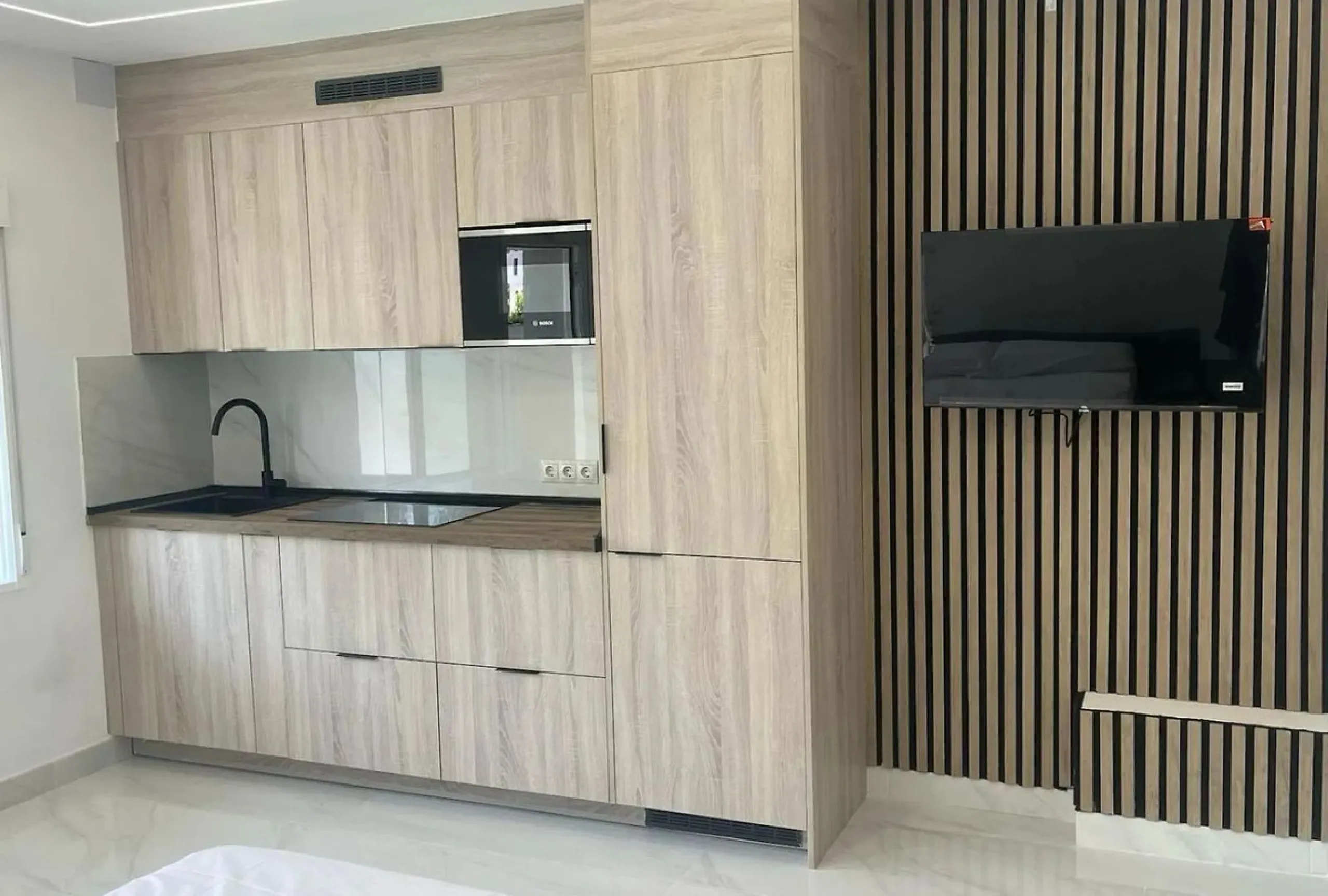 Excellent opportunity in Torreblanca, Fuengirola! This modern building of 515 m² is situated on a plot of 1,046 m², offering spacious and comfortable living. The property features 10 rooms, all equipped with air conditioning and heating to ensure year-rou