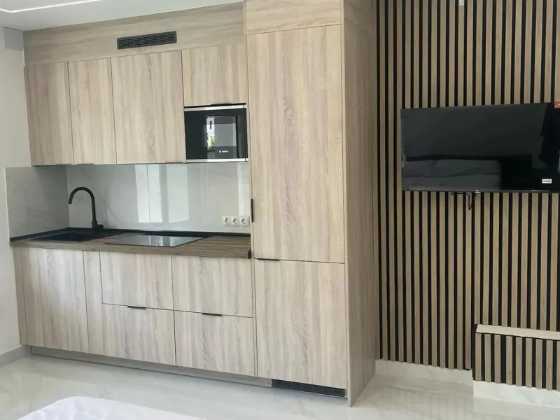 Excellent opportunity in Torreblanca, Fuengirola! This modern building of 515 m² is situated on a plot of 1,046 m², offering spacious and comfortable living. The property features 10 rooms, all equipped with air conditioning and heating to ensure year-rou