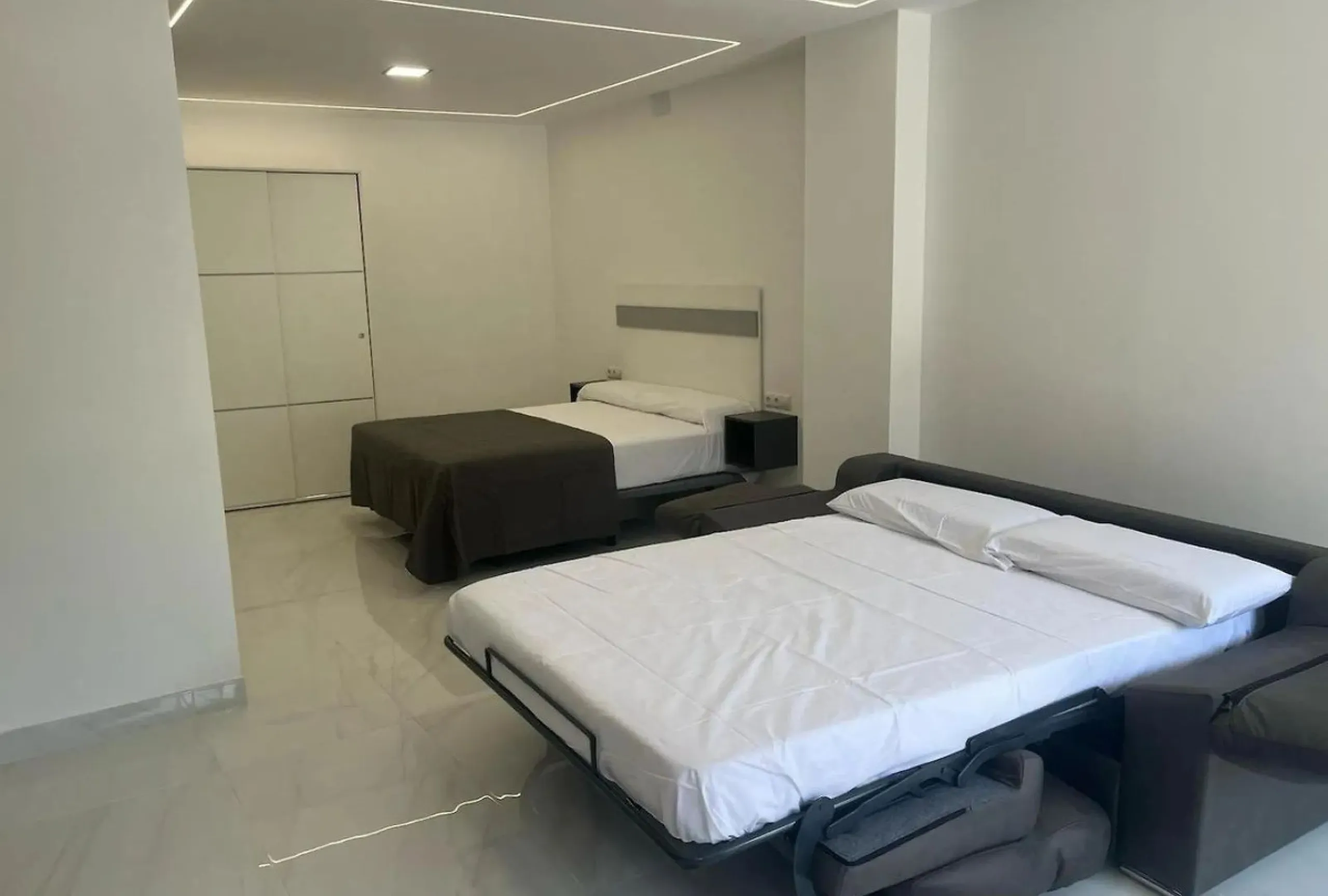 Excellent opportunity in Torreblanca, Fuengirola! This modern building of 515 m² is situated on a plot of 1,046 m², offering spacious and comfortable living. The property features 10 rooms, all equipped with air conditioning and heating to ensure year-rou
