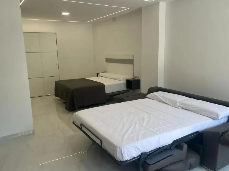 Excellent opportunity in Torreblanca, Fuengirola! This modern building of 515 m² is situated on a plot of 1,046 m², offering spacious and comfortable living. The property features 10 rooms, all equipped with air conditioning and heating to ensure year-rou