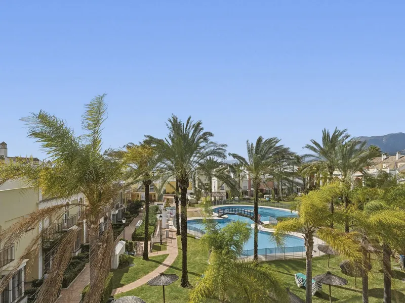 Nestled within one of Bahía de Marbella's most sought-after beachfront urbanizations, this stunning townhouse offers an unparalleled coastal living experience. Imagine waking up to the sound of the waves and having direct, private access to the golden san