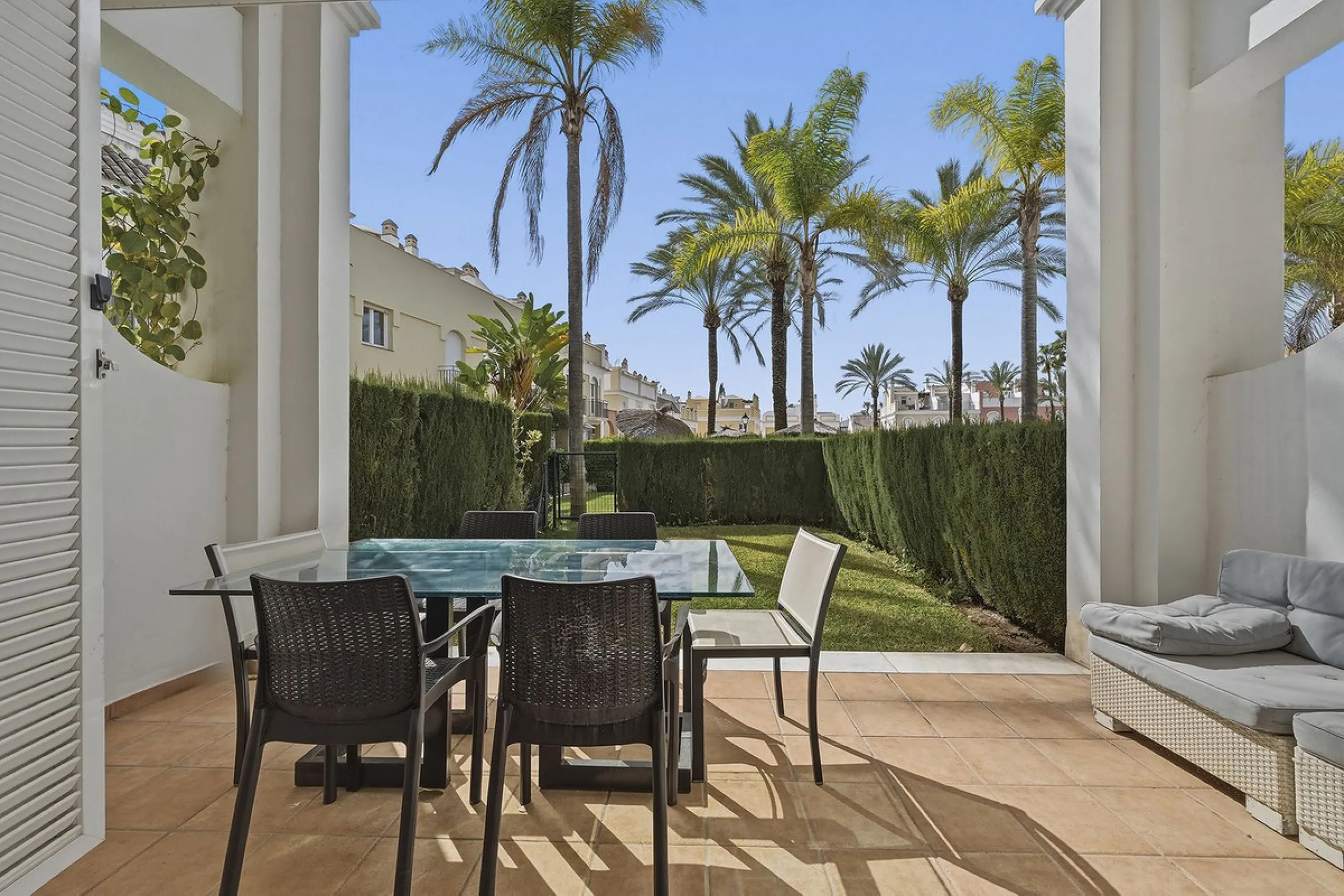 Nestled within one of Bahía de Marbella's most sought-after beachfront urbanizations, this stunning townhouse offers an unparalleled coastal living experience. Imagine waking up to the sound of the waves and having direct, private access to the golden san