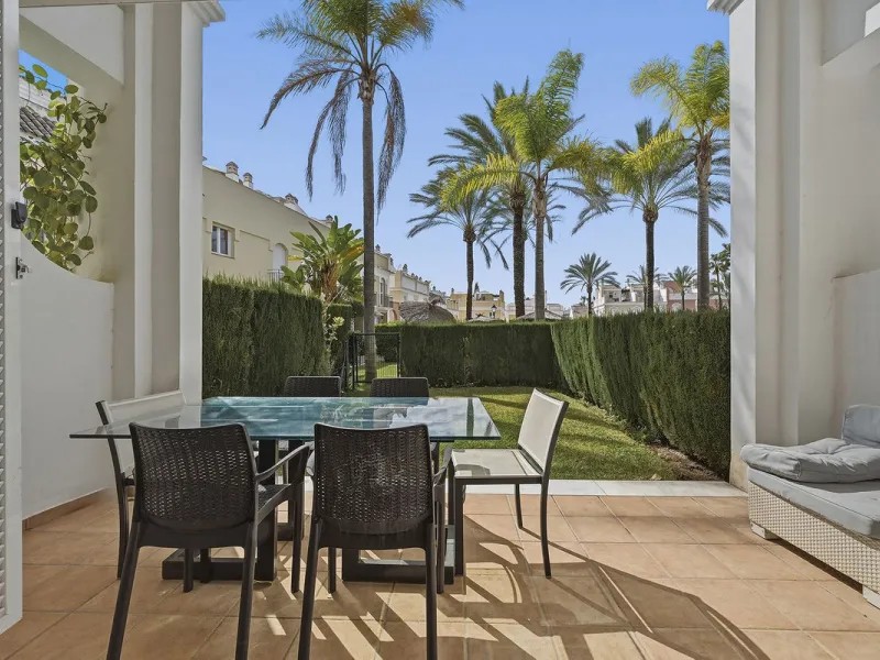 Nestled within one of Bahía de Marbella's most sought-after beachfront urbanizations, this stunning townhouse offers an unparalleled coastal living experience. Imagine waking up to the sound of the waves and having direct, private access to the golden san