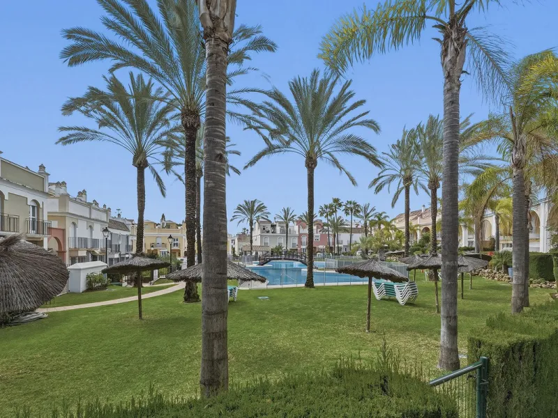 Nestled within one of Bahía de Marbella's most sought-after beachfront urbanizations, this stunning townhouse offers an unparalleled coastal living experience. Imagine waking up to the sound of the waves and having direct, private access to the golden san