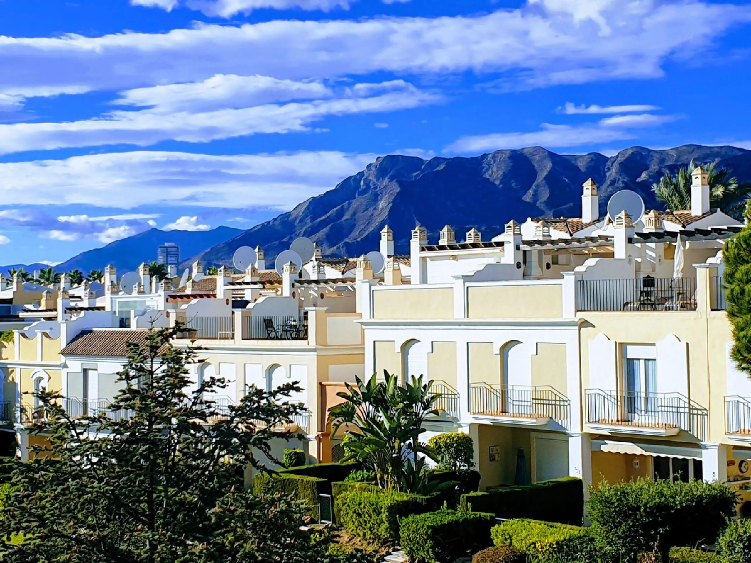 Nestled within one of Bahía de Marbella's most sought-after beachfront urbanizations, this stunning townhouse offers an unparalleled coastal living experience. Imagine waking up to the sound of the waves and having direct, private access to the golden san
