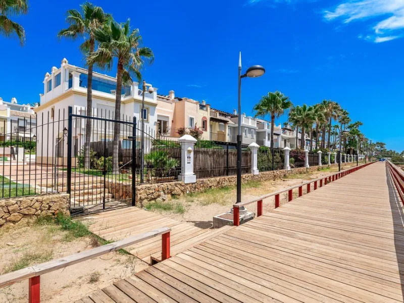 Nestled within one of Bahía de Marbella's most sought-after beachfront urbanizations, this stunning townhouse offers an unparalleled coastal living experience. Imagine waking up to the sound of the waves and having direct, private access to the golden san