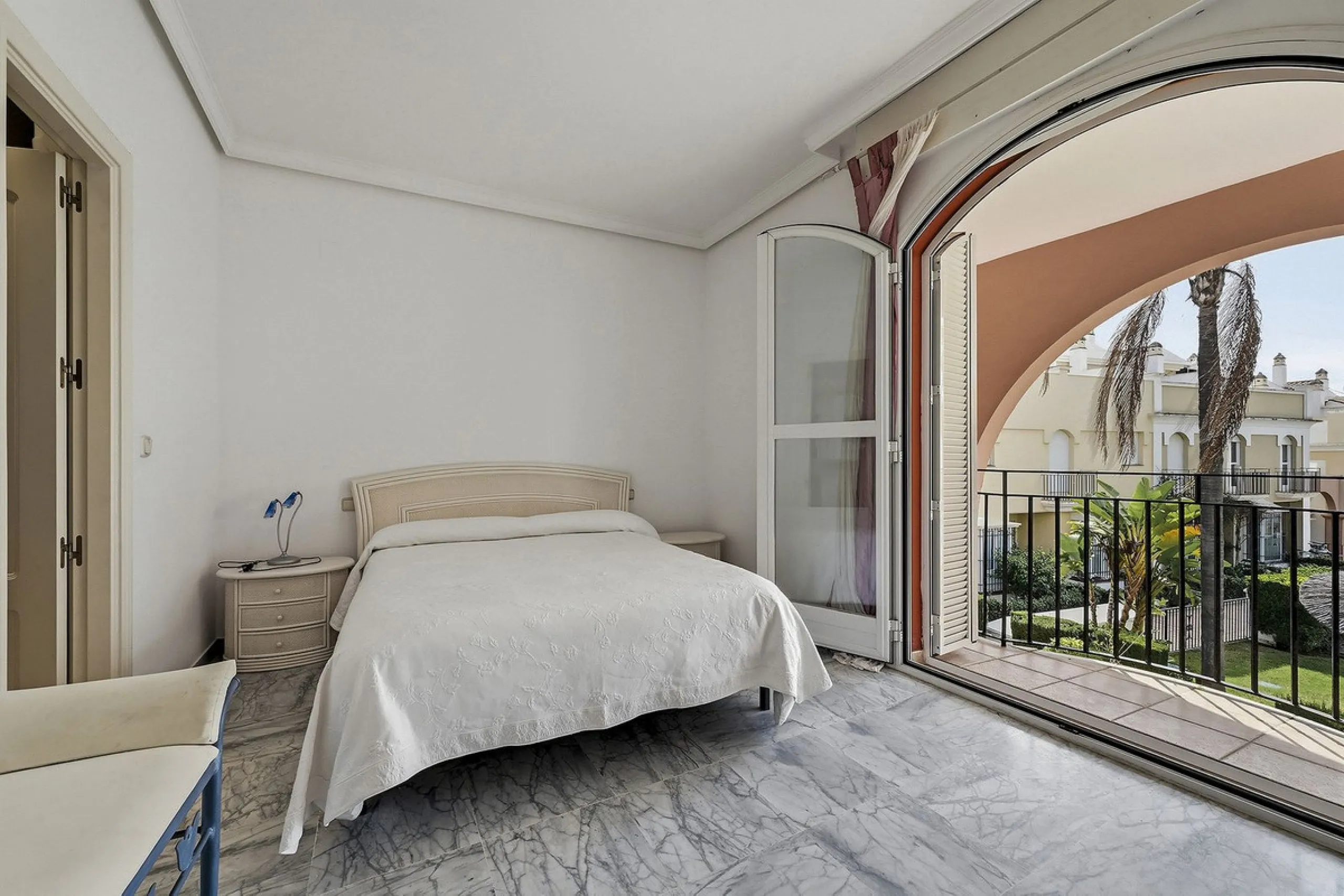 Nestled within one of Bahía de Marbella's most sought-after beachfront urbanizations, this stunning townhouse offers an unparalleled coastal living experience. Imagine waking up to the sound of the waves and having direct, private access to the golden san